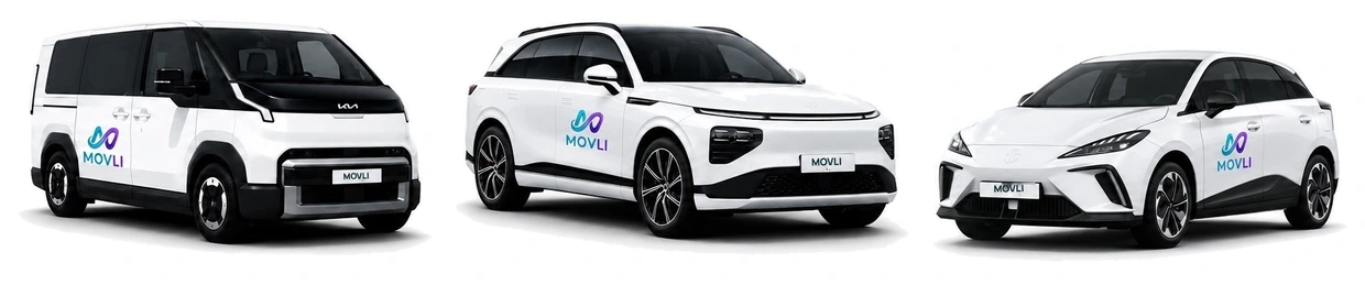Die drei Movli Fahrzeuge nebeneinander vor weißem Hintergrund: links der Van mit Rampe, in der Mitte der Komfortwagen, rechts der Kompaktwagen – alle weiß mit Movli Logo