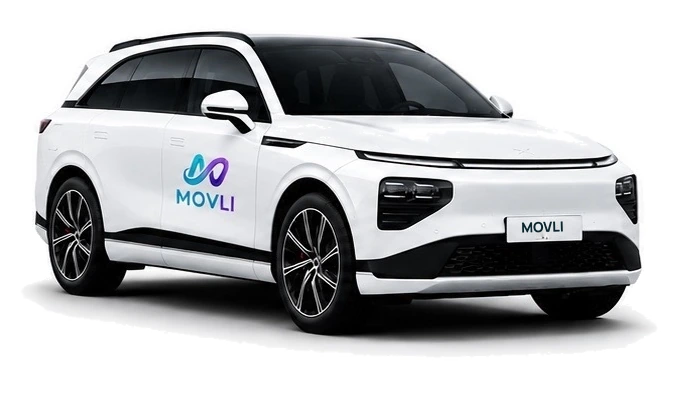 Weißer Movli Komfortwagen mit Movli Logo an der Seite