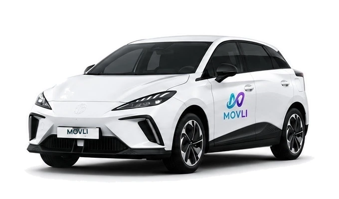 Weißer Movli Kompaktwagen mit Movli Logo an der Seite