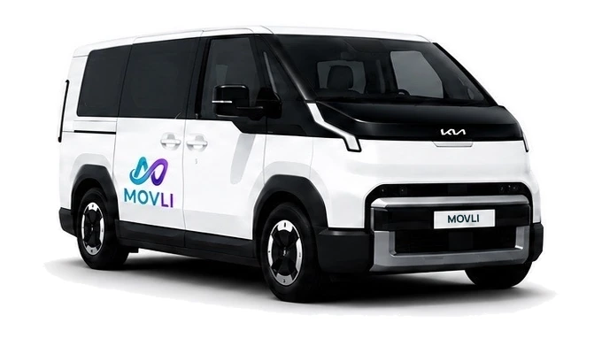 Weißer Movli Van mit Rampe und Movli Logo an der Seite